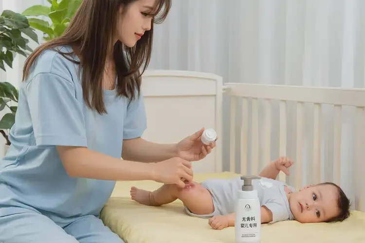 寶寶手臂上出現(xiàn)濕疹能治好嗎(圖2)