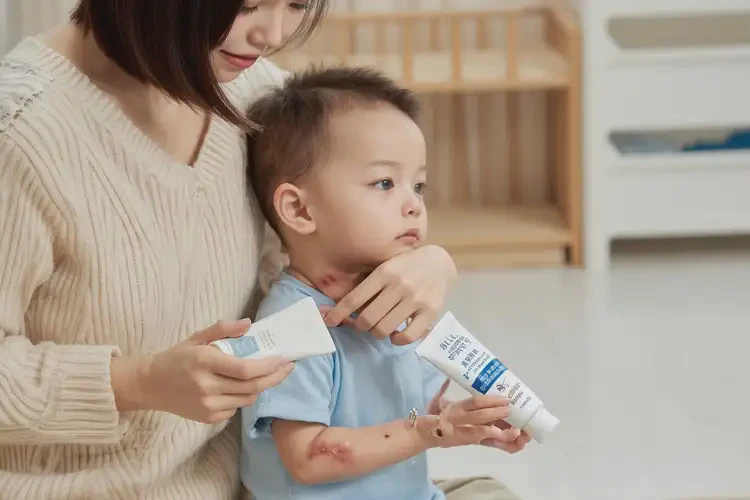 幼儿脖子上出现湿疹可以治好吗(图3)