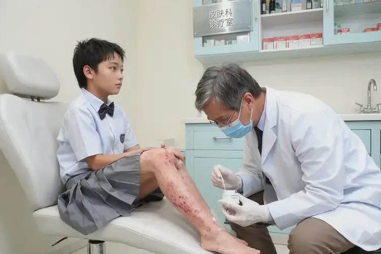 中學(xué)生大腿上出現(xiàn)濕疹可以治好嗎(圖3)