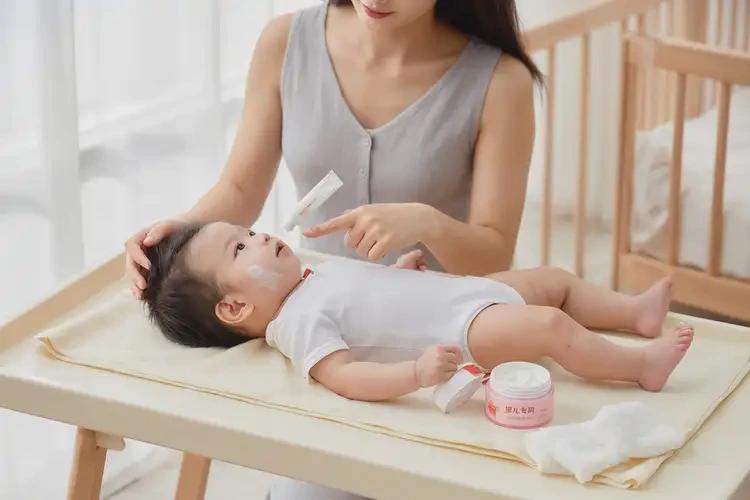 寶寶脖子起濕疹能治好嗎(圖3)