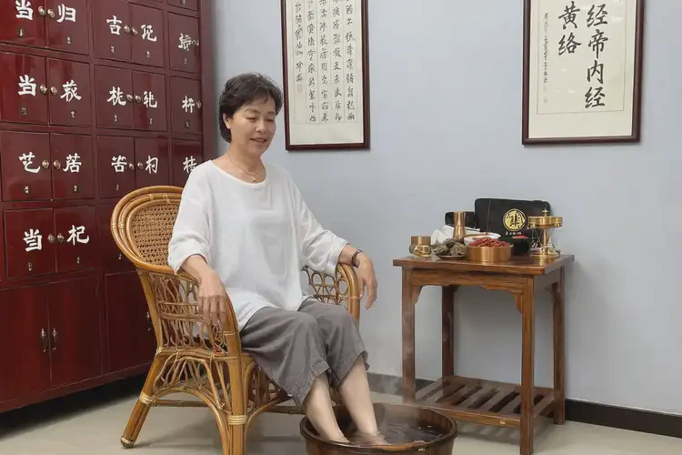 女性腳上經(jīng)常長濕疹可以治好嗎(圖2)