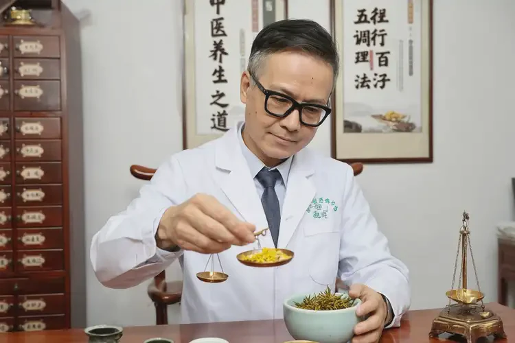 大學(xué)生全身長(zhǎng)濕疹可以治好嗎(圖1)