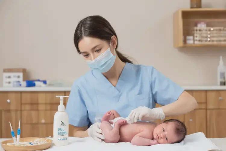 新生兒臉上容易長(zhǎng)濕疹不管它會(huì)自己好嗎(圖2)