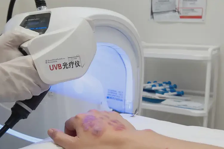 大学生手上偶尔起湿疹能够彻底治愈吗(图1)