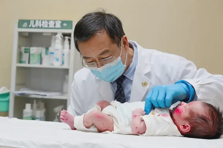 新生兒脖子上容易起濕疹不管它會自己自愈嗎(圖1)