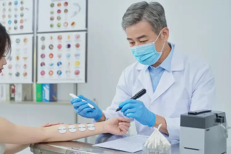 女人手臂上容易起濕疹可以治好嗎(圖3)