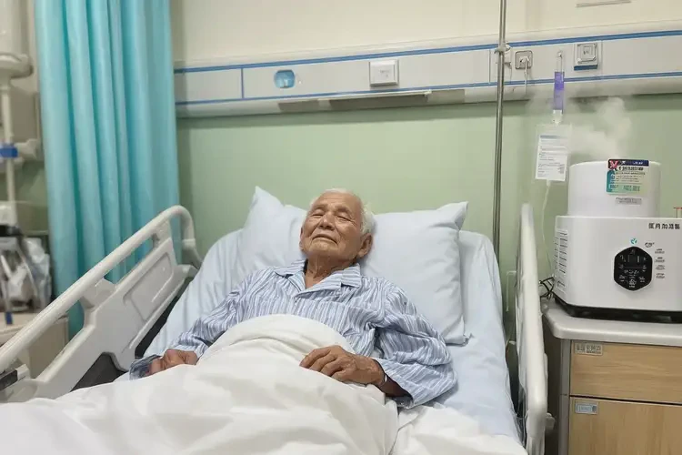 高龄老人肚子上经常长湿疹不管它会自己好吗(图1)