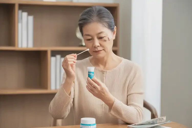 女人面部出现湿疹可以治好吗(图2)