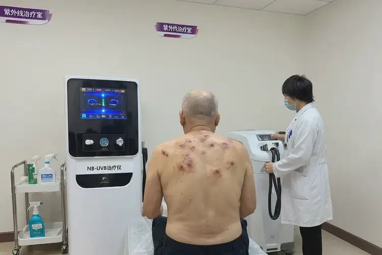 男人脚上偶尔起湿疹可以治好吗(图1)