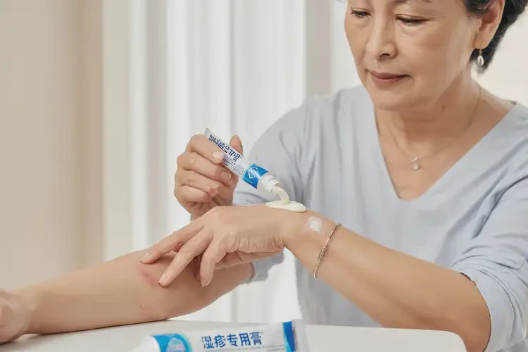 女性大腿偶尔长湿疹不管它会自己好吗(图2)