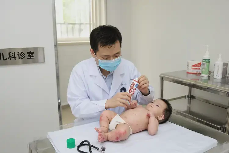 宝宝脚上起湿疹能治好吗(图3)