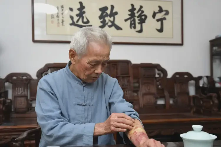 老年人脖子上经常起湿疹能够彻底治愈吗(图1)