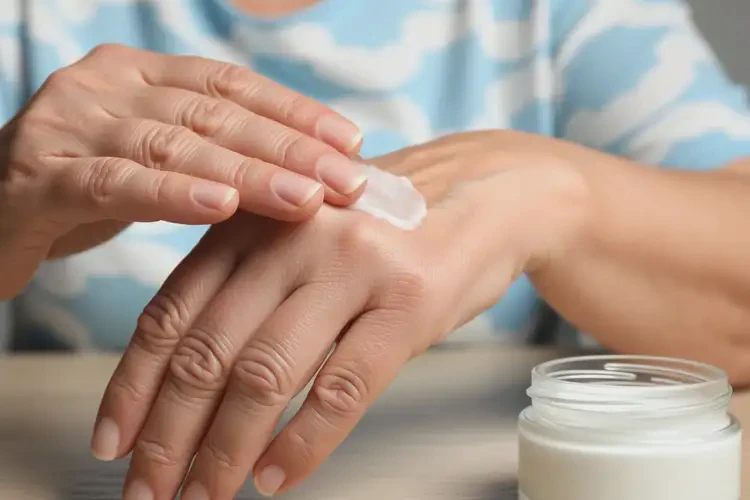 老年人手上起湿疹可以治好吗(图2)