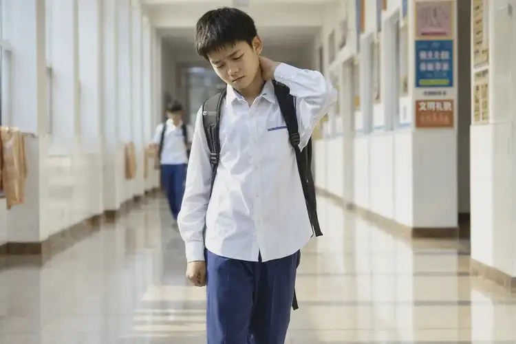 中学生脖子上容易起湿疹可以治好吗(图1)