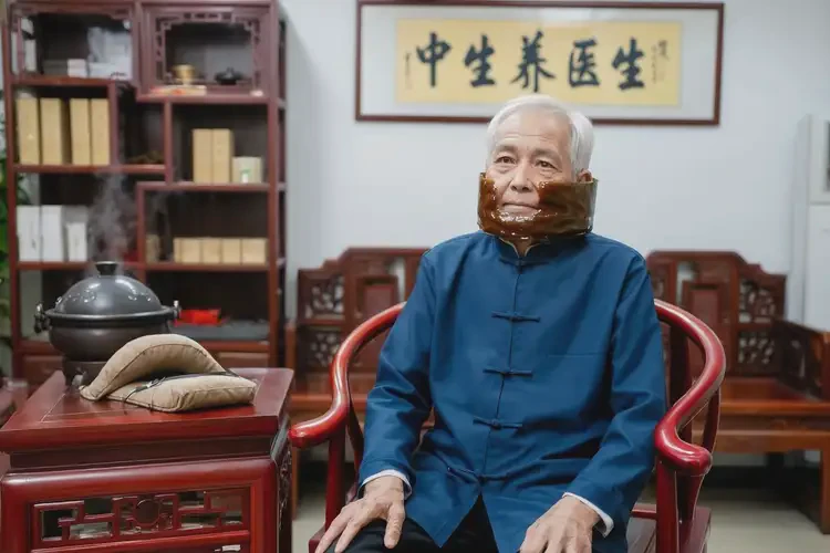 高龄老人脖子上容易长湿疹可以治好吗(图1)