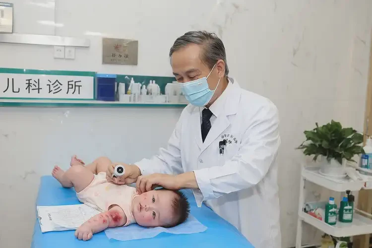 婴儿脖子上出现湿疹能治好吗(图2)