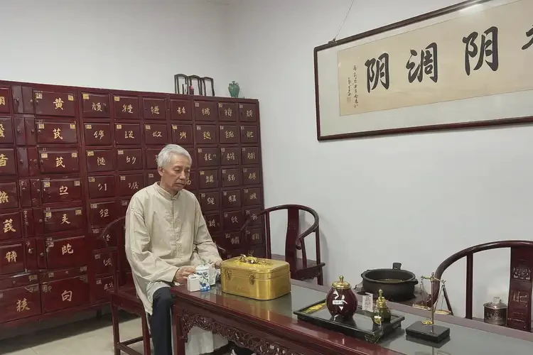 老年人四肢偶尔起湿疹可以治好吗(图1)