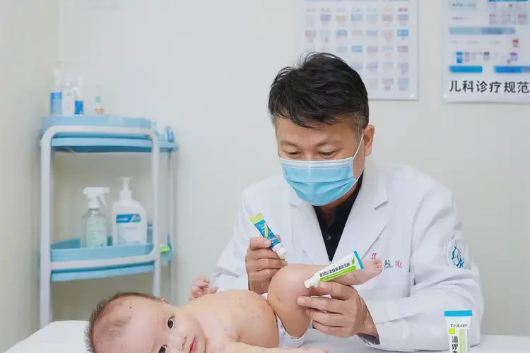 宝宝大腿容易起湿疹能治好吗(图3)