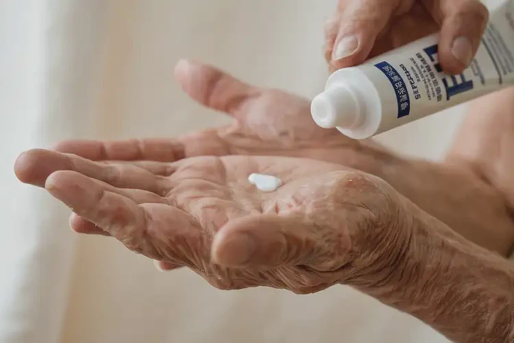 老年人手上偶尔起湿疹可以彻底自愈吗(图3)