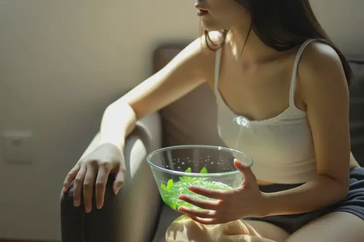 女人四肢有湿疹可以治好吗(图1)