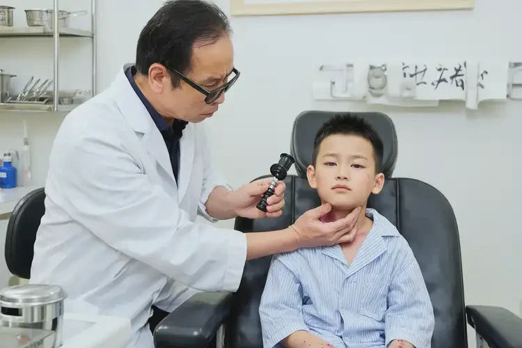 小儿脖子偶尔起湿疹能靠自己自愈吗(图1)