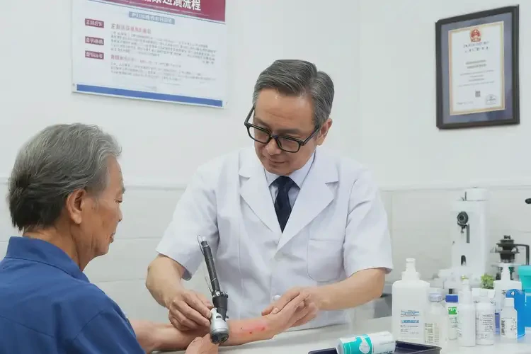 老年人手臂上起湿疹能治好吗(图1)