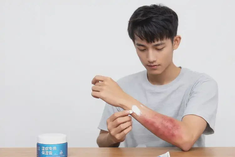 男生手臂上出现湿疹不管它会自己痊愈吗(图2)