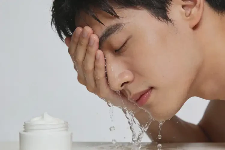 青年人脸上容易长湿疹能彻底自愈吗(图3)