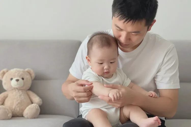 婴儿手臂上偶尔长湿疹可以治愈吗(图2)