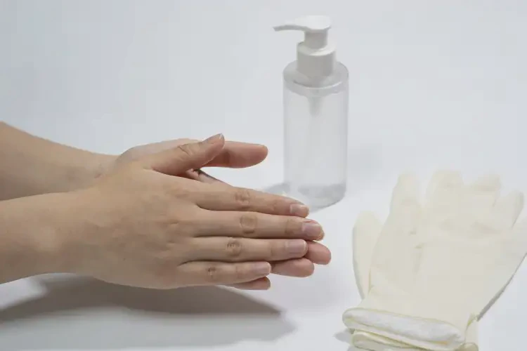 女性手上偶尔长湿疹能治好吗(图2)