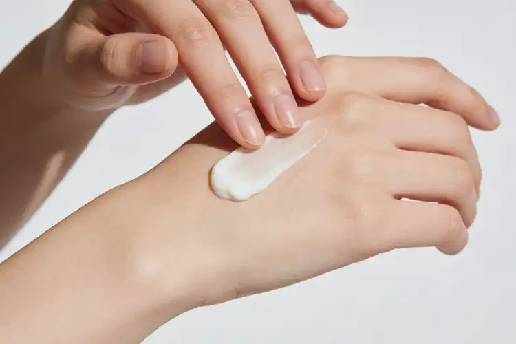 女性手臂上偶尔起湿疹能治好吗(图2)