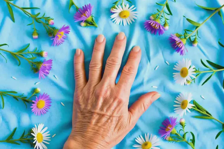 老人手上起湿疹能治好吗(图1)