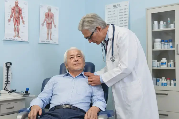 老人脖子上偶尔起湿疹不管它会自己自愈吗(图1)