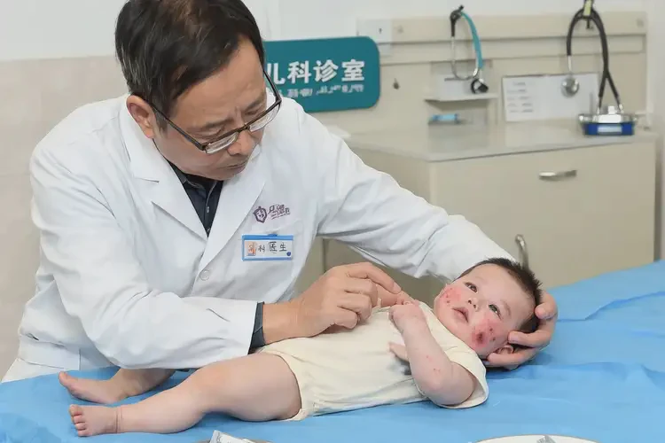 婴幼儿脖子上偶尔起湿疹可不可以彻底自愈(图2)