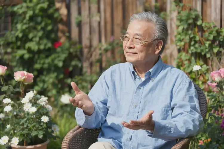 老人手上偶尔起湿疹能靠自己自愈吗(图1)