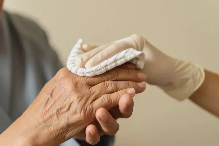 老年人四肢容易长湿疹能治好吗(图1)