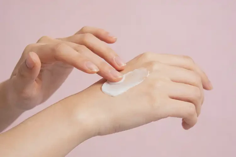 女性手臂上偶尔起湿疹能治好吗(图1)