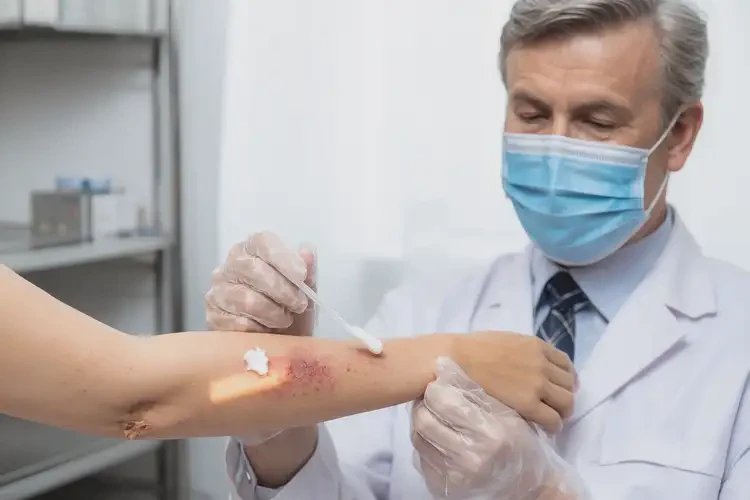 男生手臂上出现湿疹不管它会自己痊愈吗(图3)