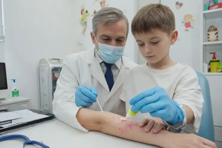 小孩脖子偶尔起湿疹能治好吗(图3)