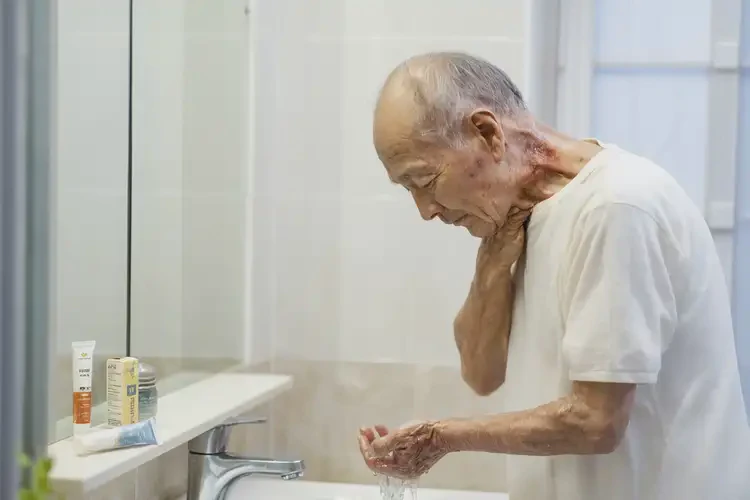 老人脖子上偶尔起湿疹不管它会自己自愈吗(图3)