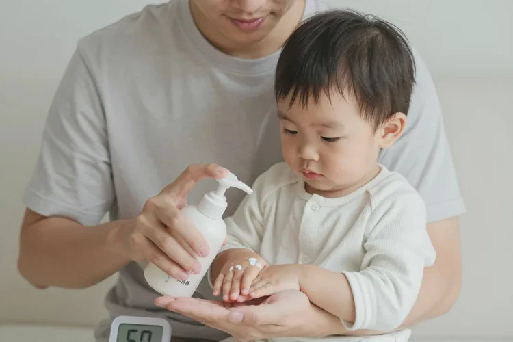 小孩手臂出湿疹能不能治愈(图2)