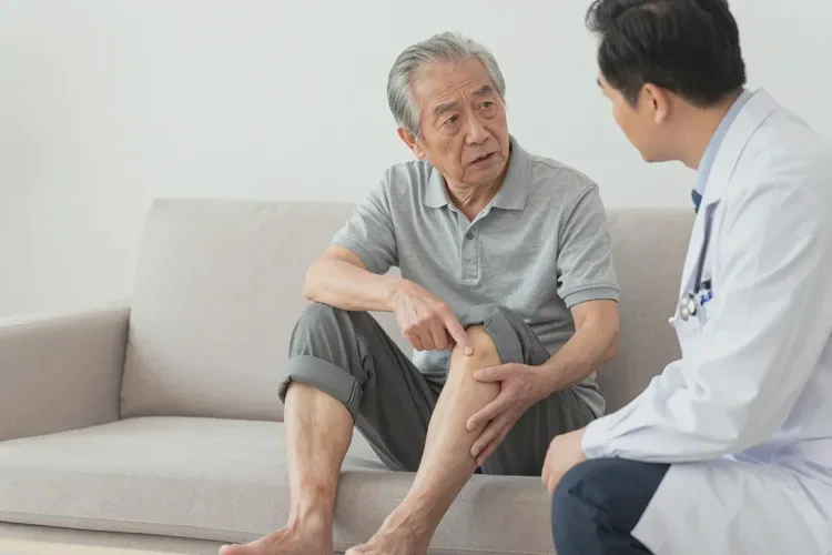 老年人小腿上出现湿疹能治愈吗(图1)