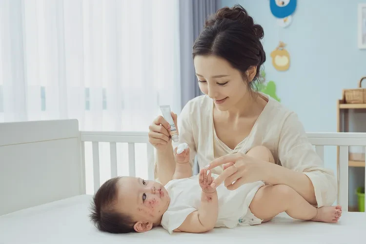 新生儿手上出现湿疹能治愈吗(图1)