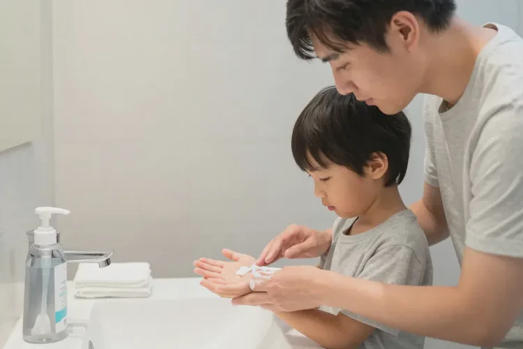 中学生手上出现湿疹能治愈吗(图2)