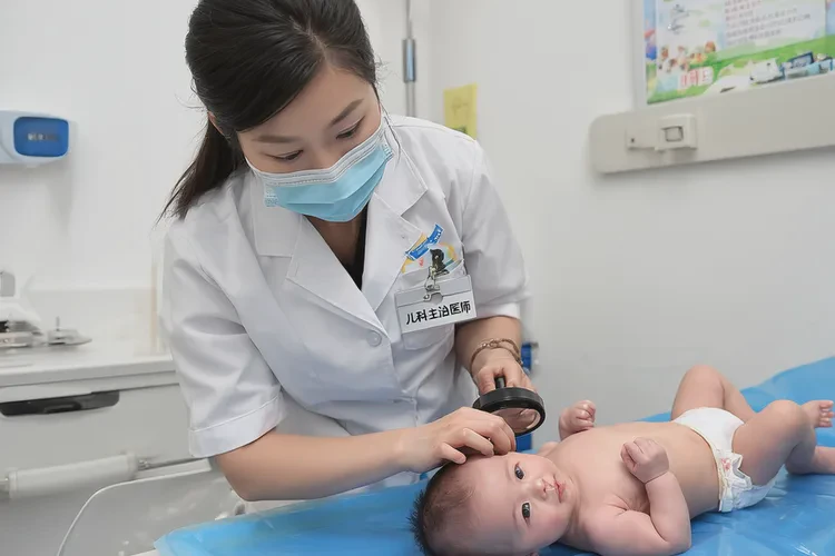 新生儿手臂上有湿疹能治愈吗(图2)