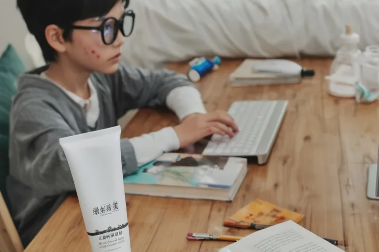 青少年小腿容易起湿疹能治愈吗(图1)