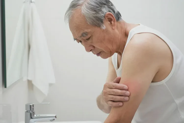 老年人手臂上容易长湿疹能治愈吗(图2)