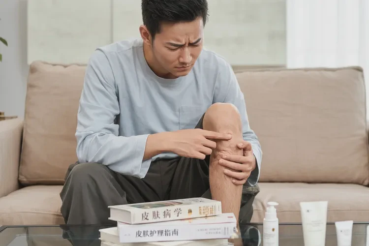 青年人小腿上容易起湿疹能根治吗(图1)