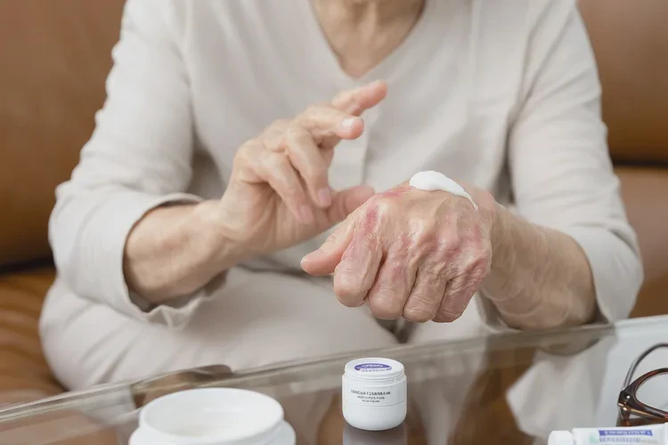 老人手上经常长湿疹可以根治吗(图1)